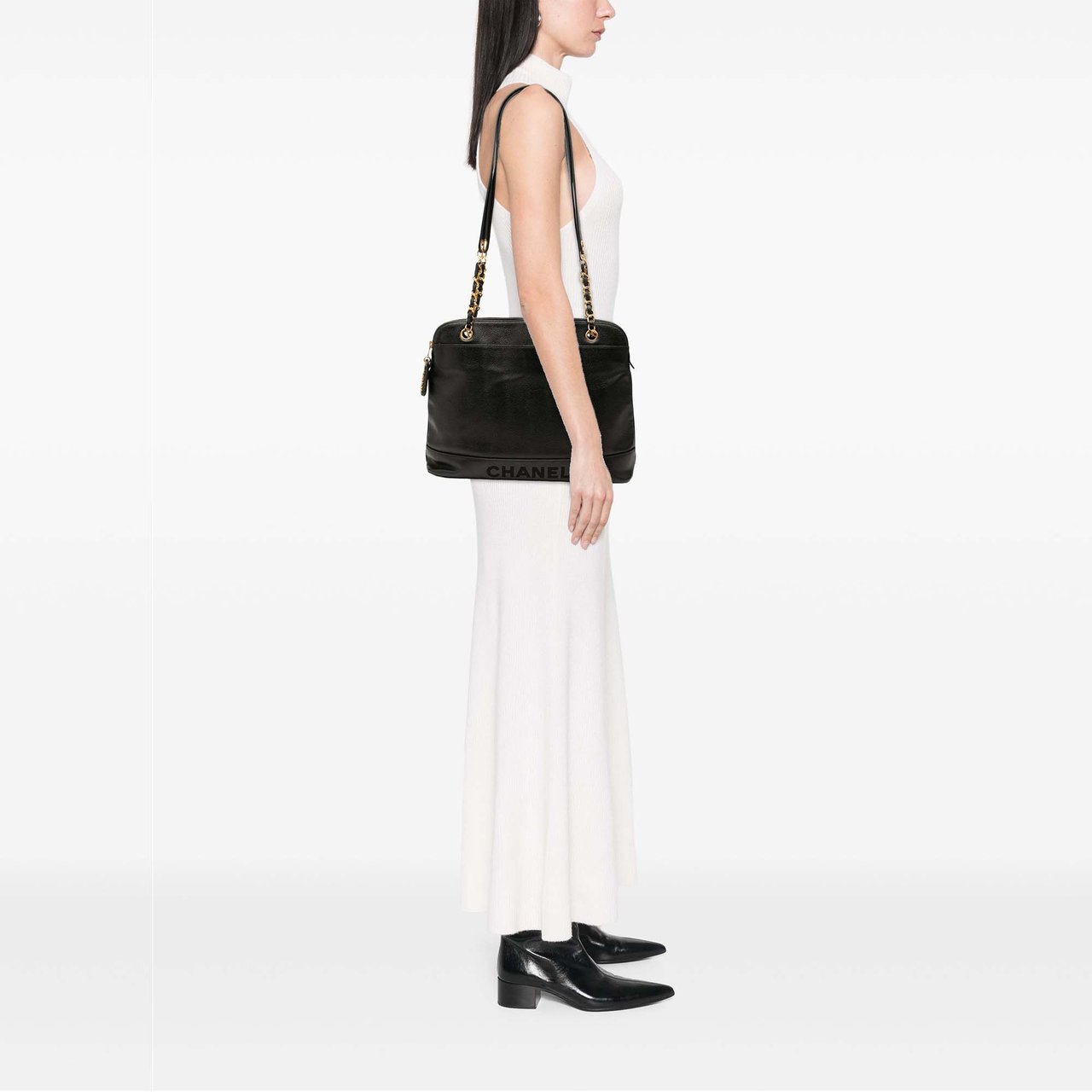 Chanel Caviar Logo Chain Shoulder Bag Zwart