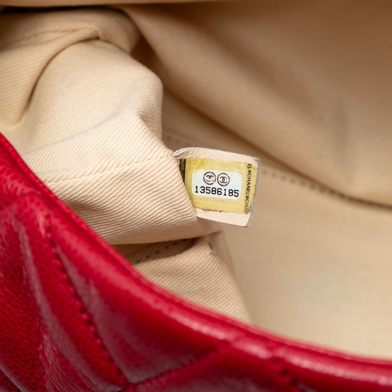 Chanel Medium Glazed Caviar Nature Flap Rood