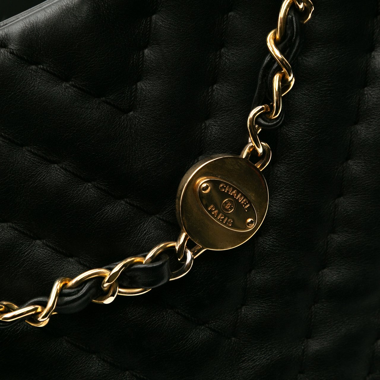 Chanel Large Chevron Calfskin Surpique Tote Zwart