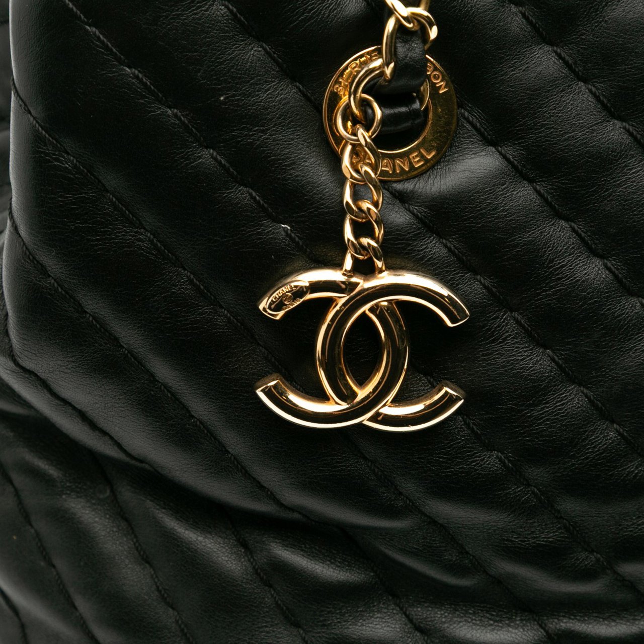 Chanel Large Chevron Calfskin Surpique Tote Zwart