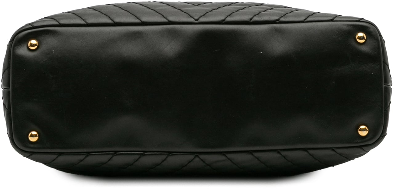 Chanel Large Chevron Calfskin Surpique Tote Zwart
