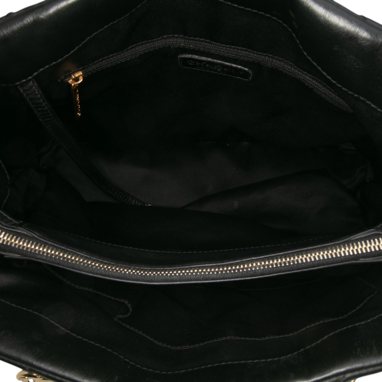 Chanel Large Chevron Calfskin Surpique Tote Zwart