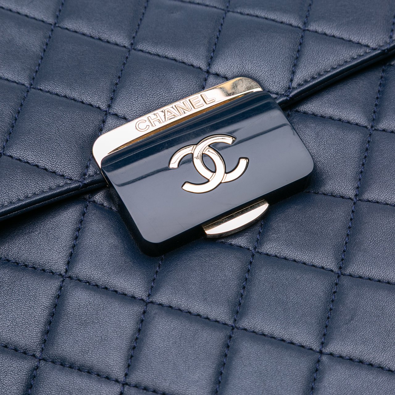 Chanel Quilted Sheepskin Beauty Lock Shopping Tote Blauw
