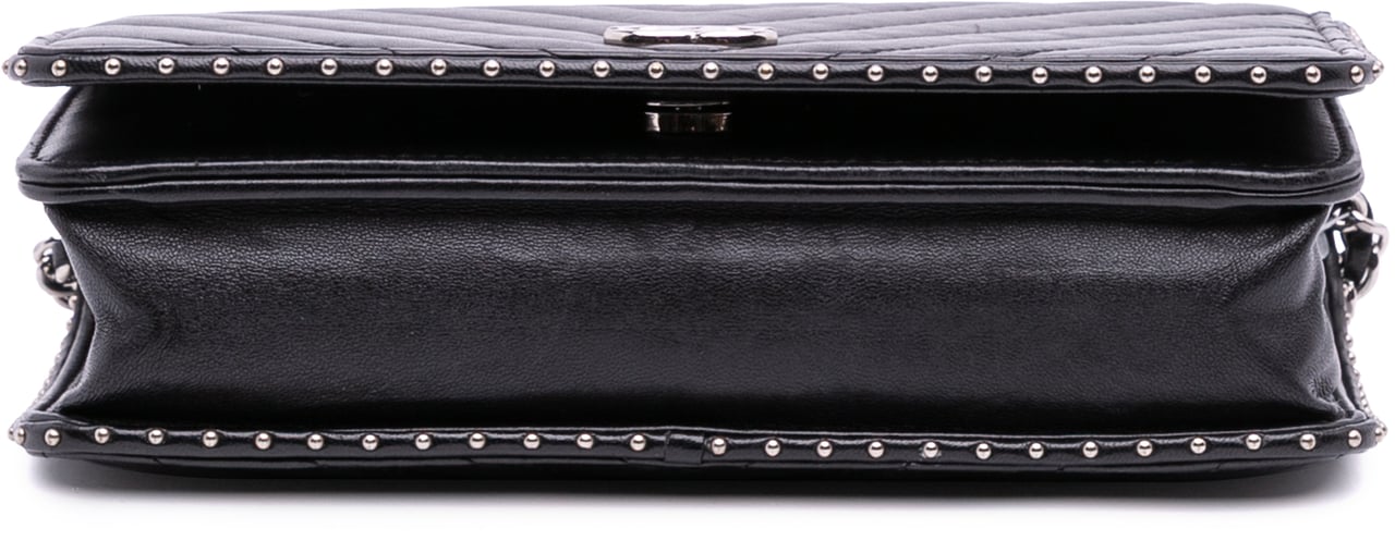 Chanel Chevron Lambskin Studded Wallet On Chain Zwart