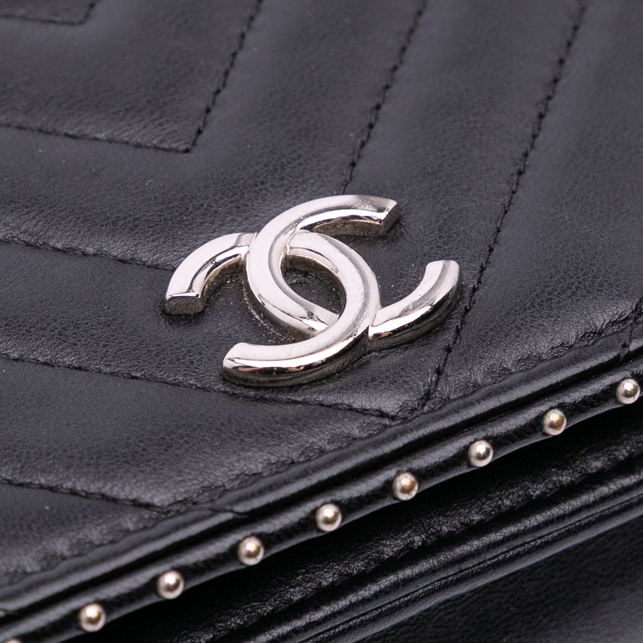 Chanel Chevron Lambskin Studded Wallet On Chain Zwart