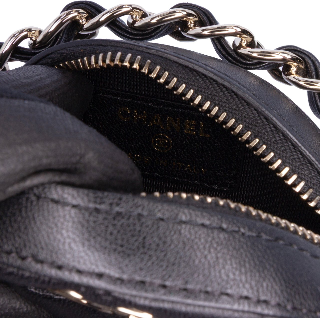 Chanel CC Quilted Lambskin Round Chain Around Clutch With Chain Zwart