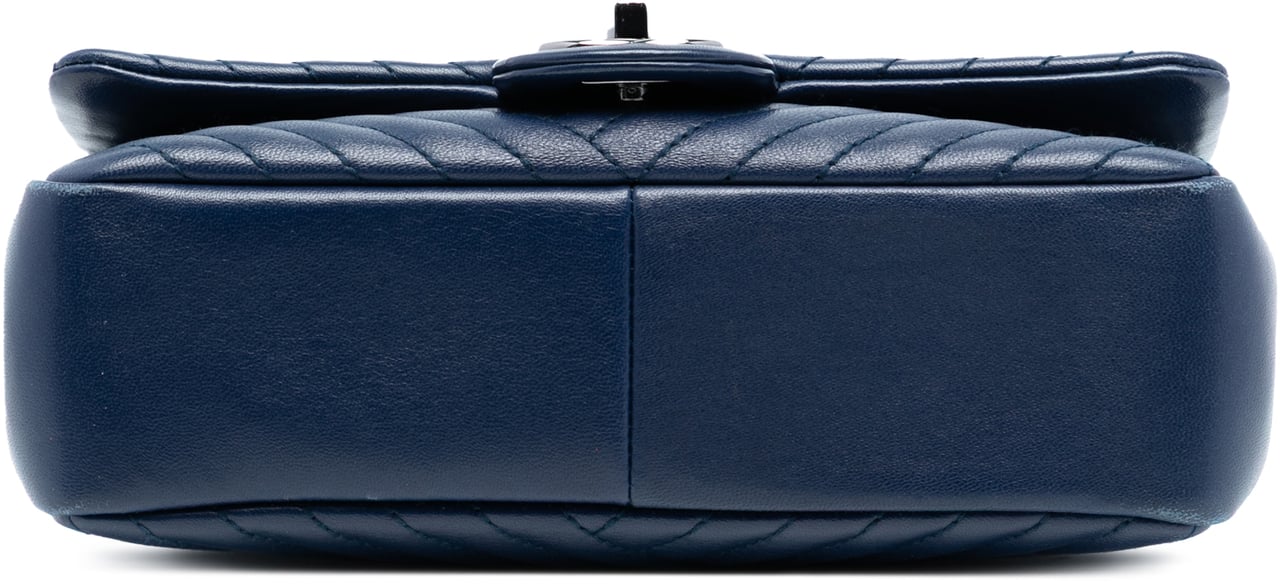 Chanel Small Lambskin CC Crossing Flap Blauw