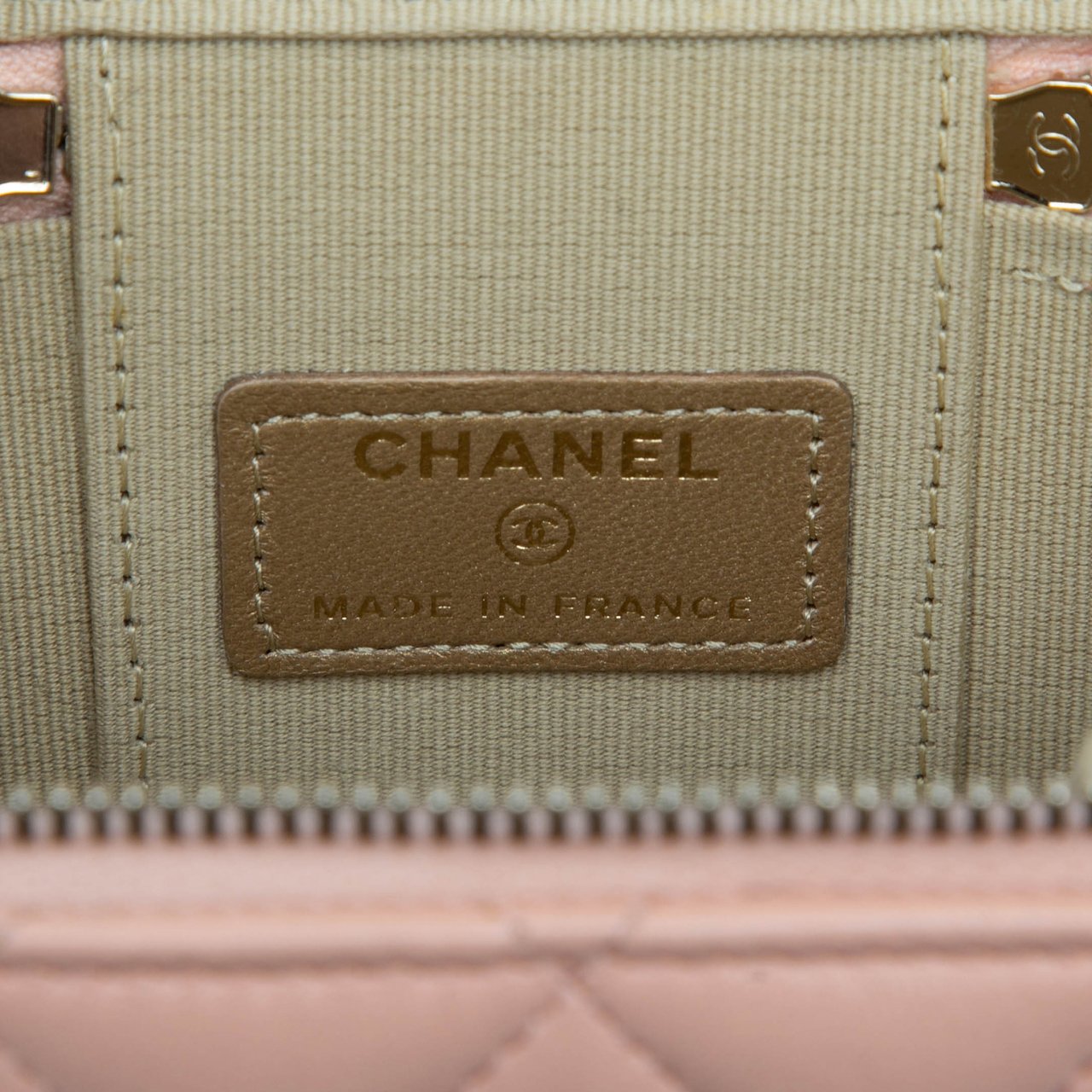 Chanel Mini Quilted Lambskin Pearl Crush Vanity Case With Chain Roze