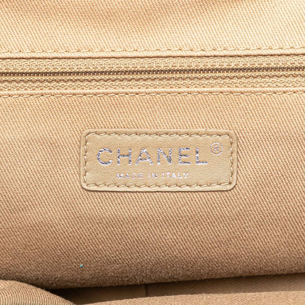 Chanel Medium Quilted Caviar Frame Tote Rood
