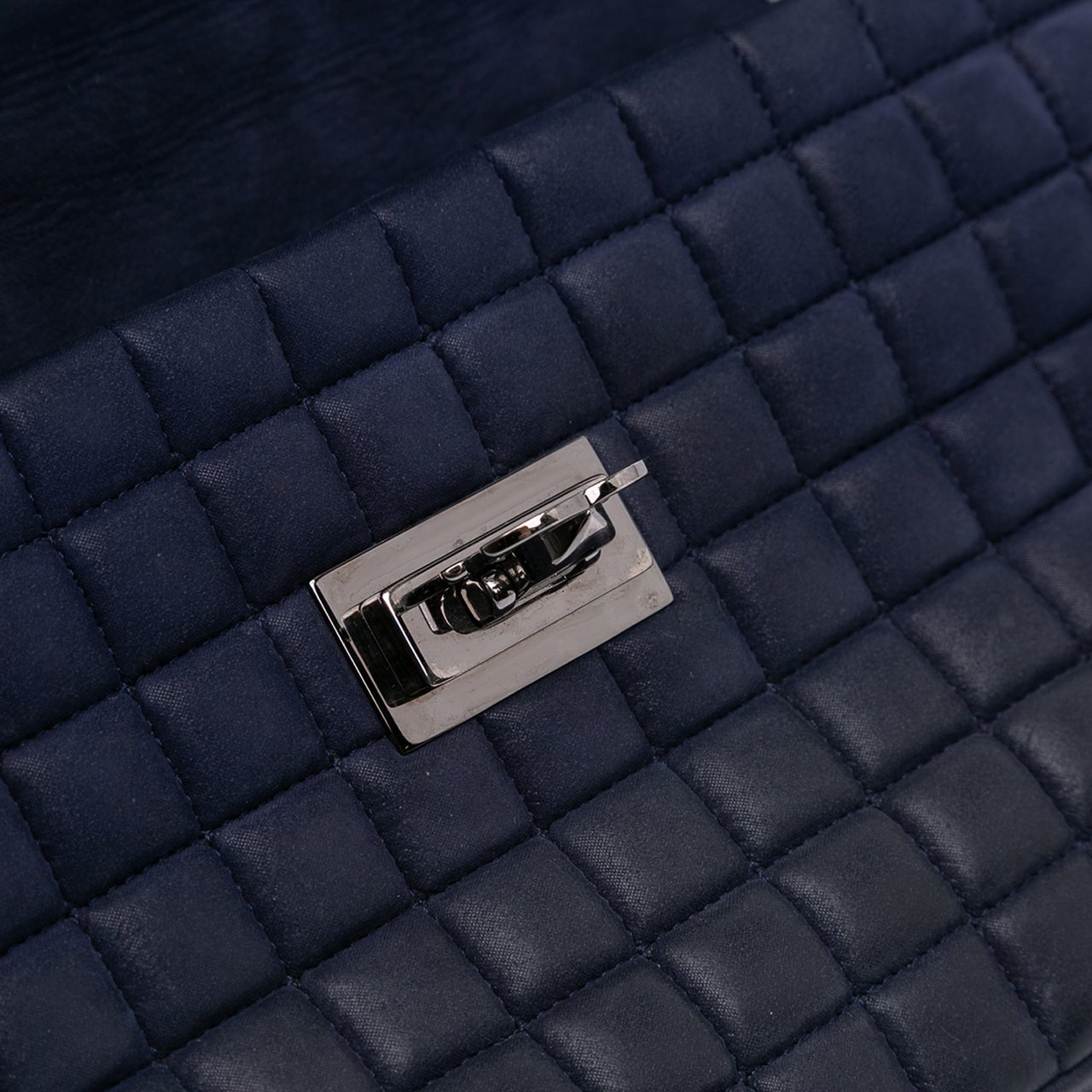 Chanel Chocolate Bar Iridescent Calfskin Bubble Flap Blauw