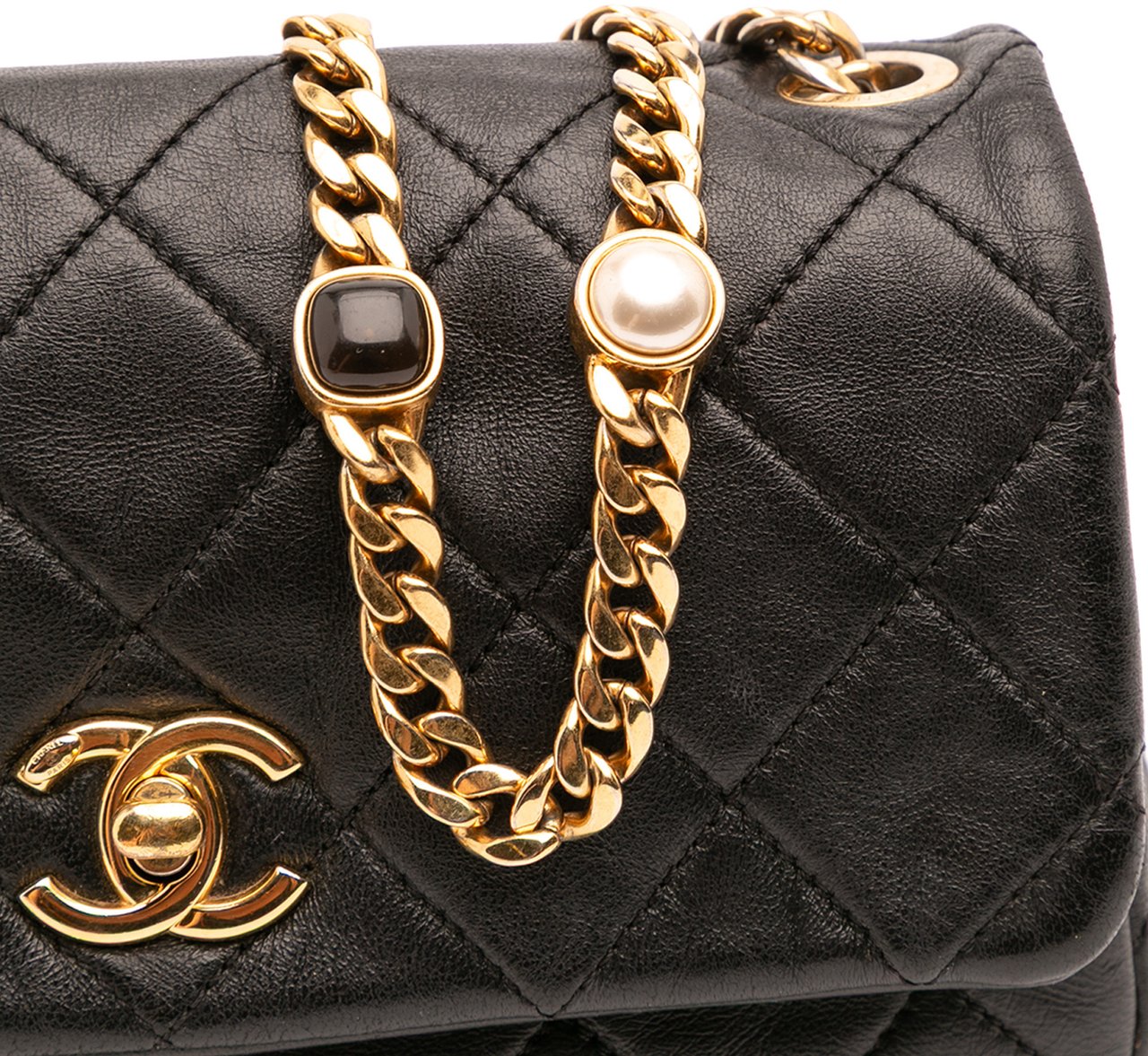 Chanel Small Quilted Lambskin Resin Pearl Chain Flap Zwart