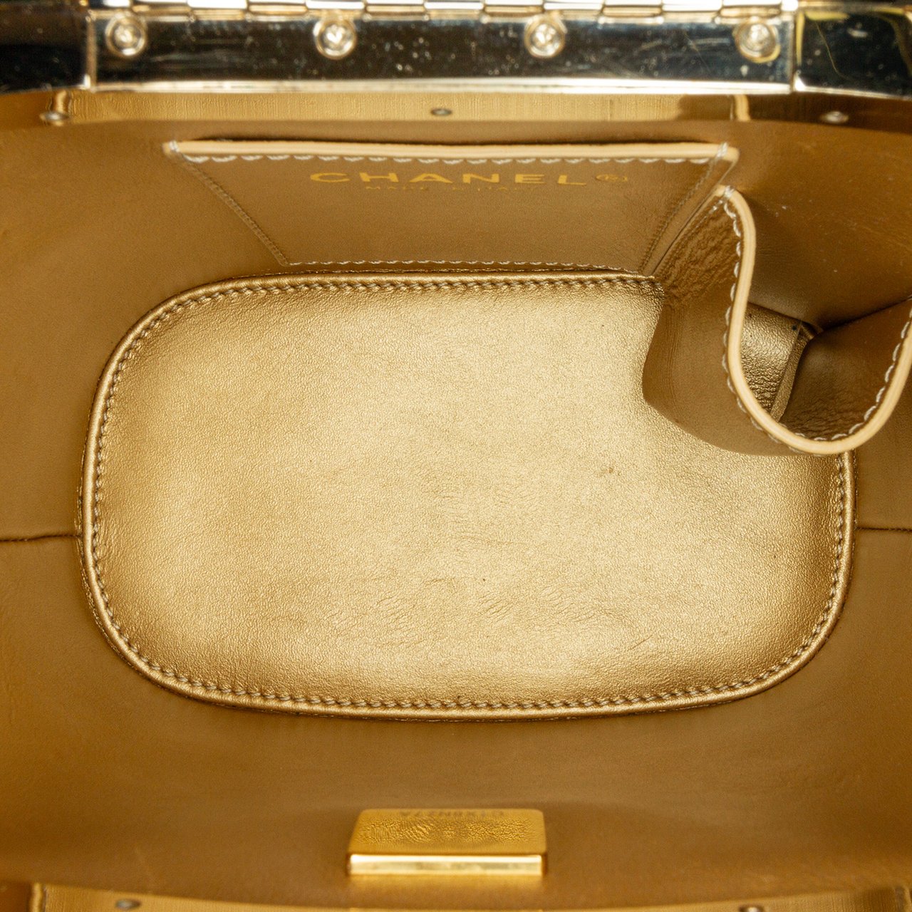 Chanel Quilted Patent Logo Chain Vanity Case Zwart