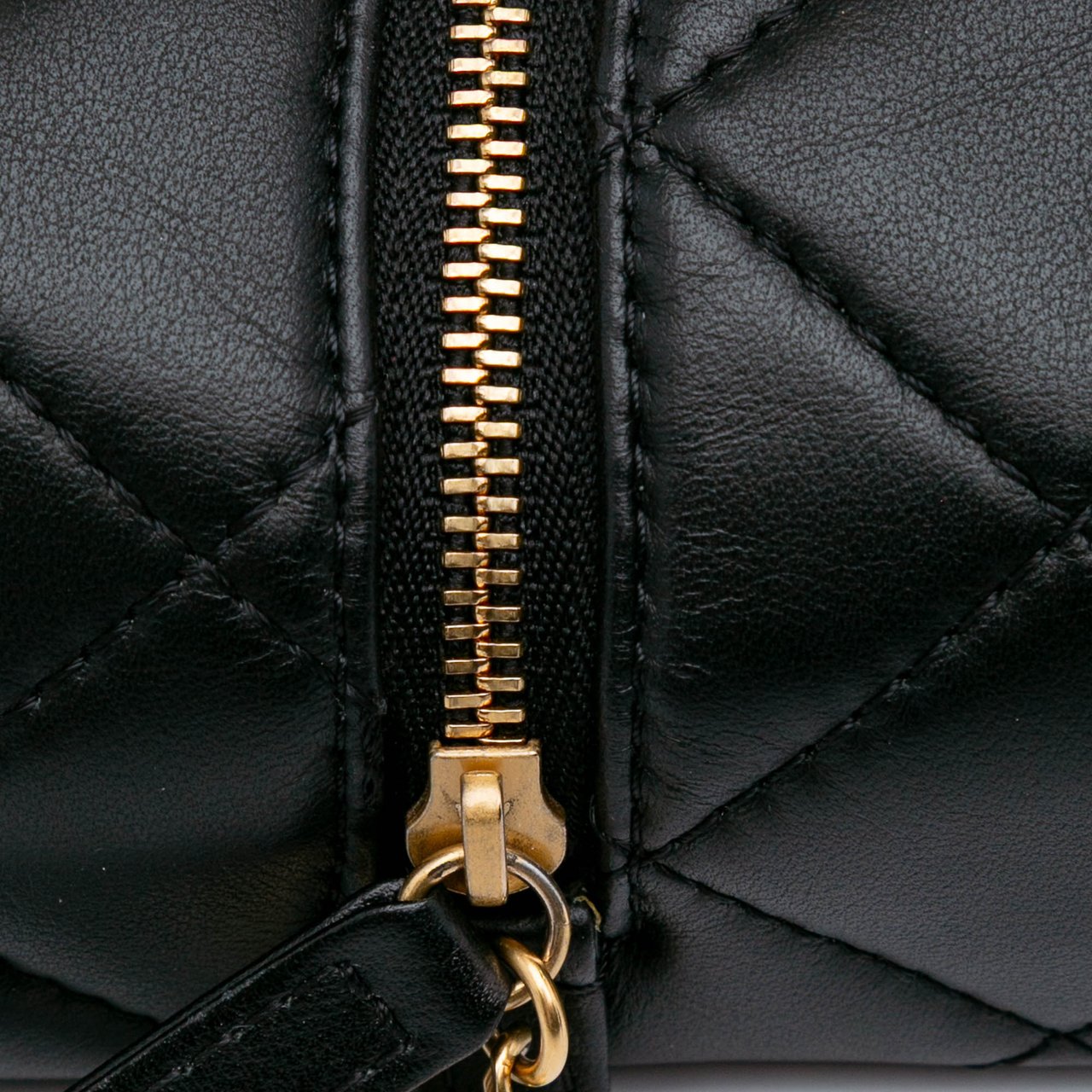 Chanel Métiers d'Art CC Quilted Lambskin Box Top Handle Satchel Zwart
