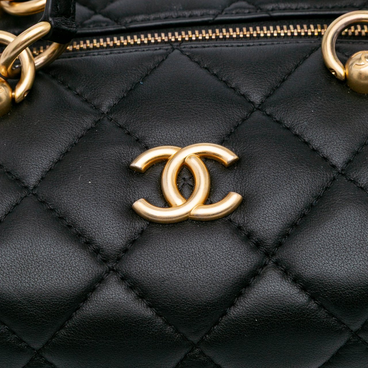 Chanel Métiers d'Art CC Quilted Lambskin Box Top Handle Satchel Zwart