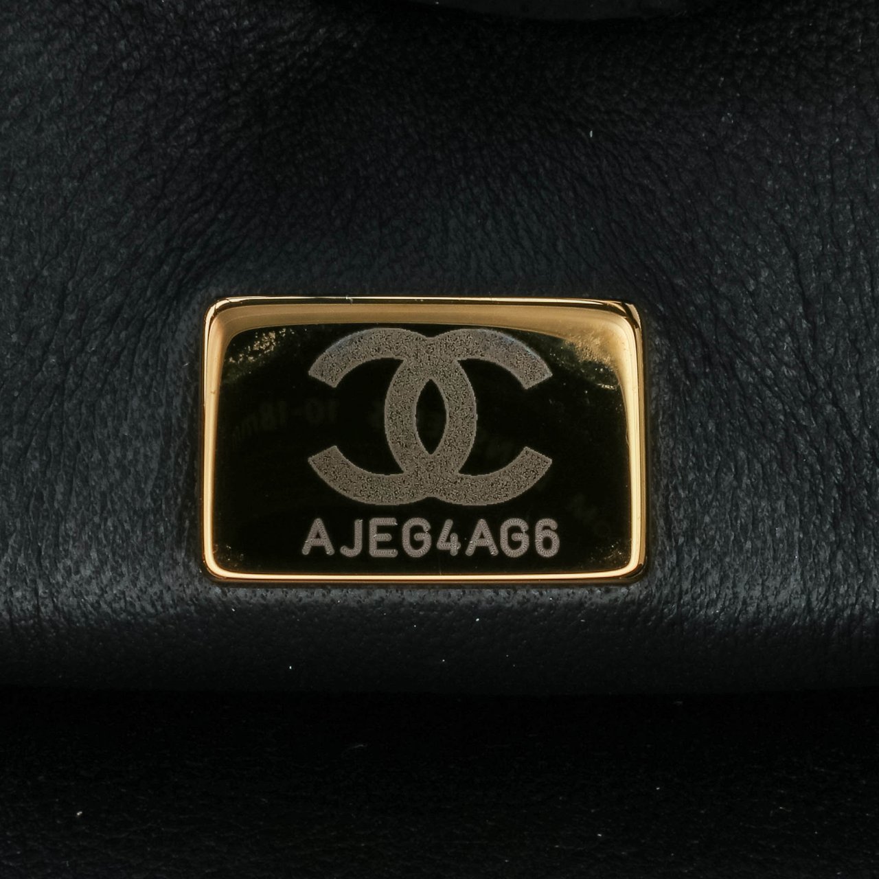Chanel Métiers d'Art CC Quilted Lambskin Box Top Handle Satchel Zwart