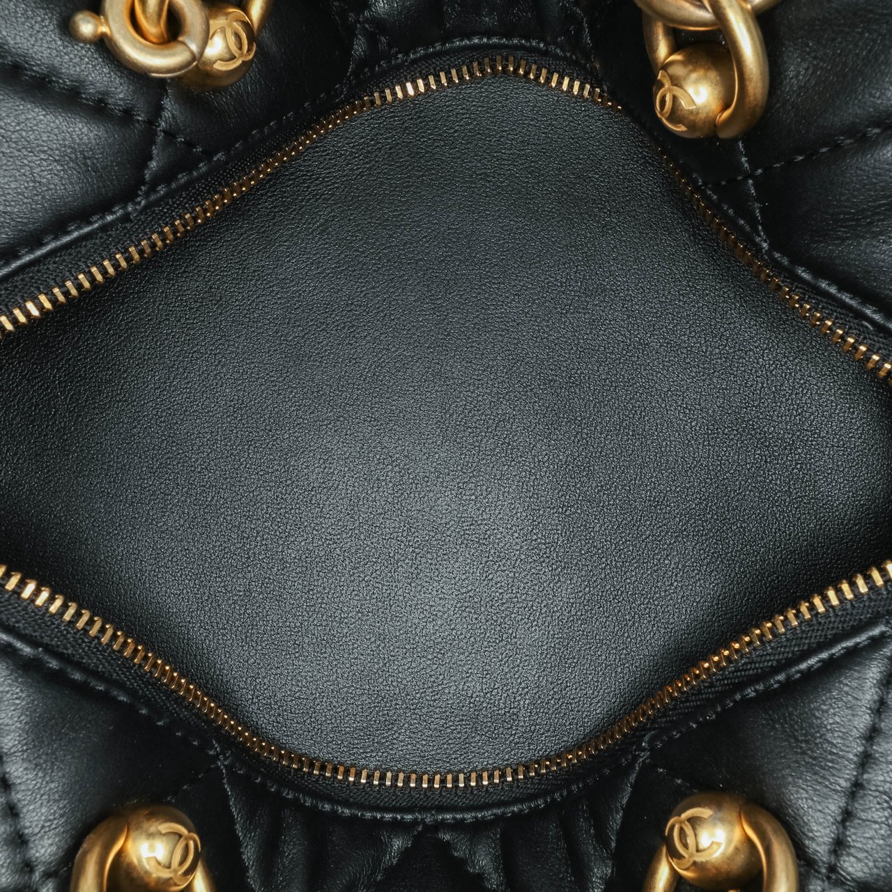 Chanel Métiers d'Art CC Quilted Lambskin Box Top Handle Satchel Zwart