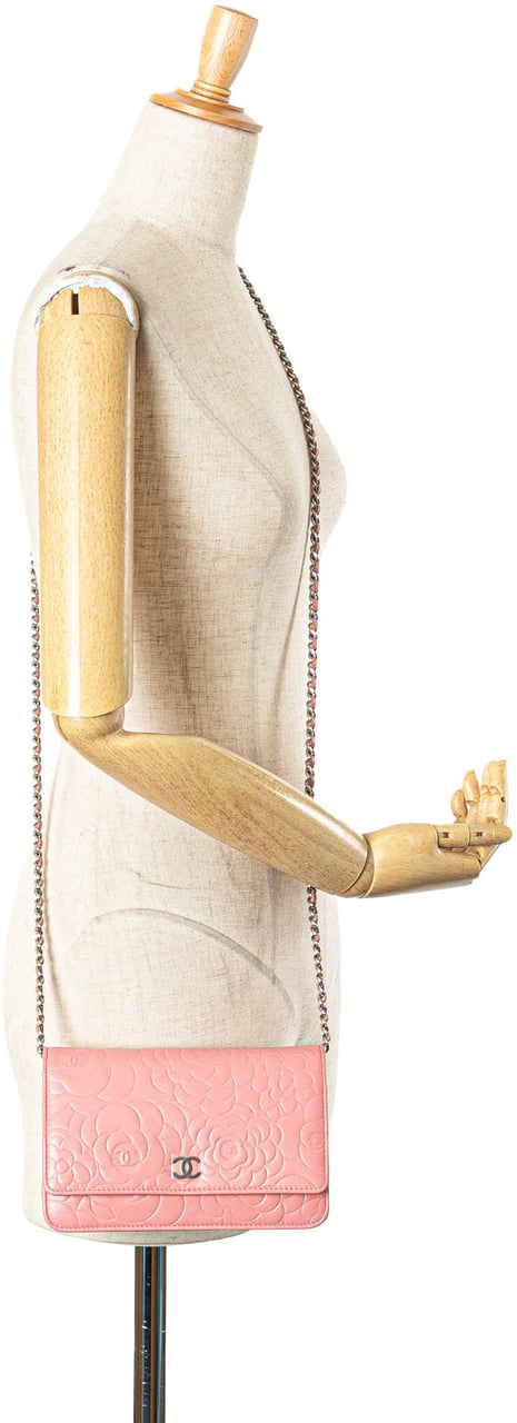 Chanel CC Embossed Lambskin Camellia Wallet On Chain Roze