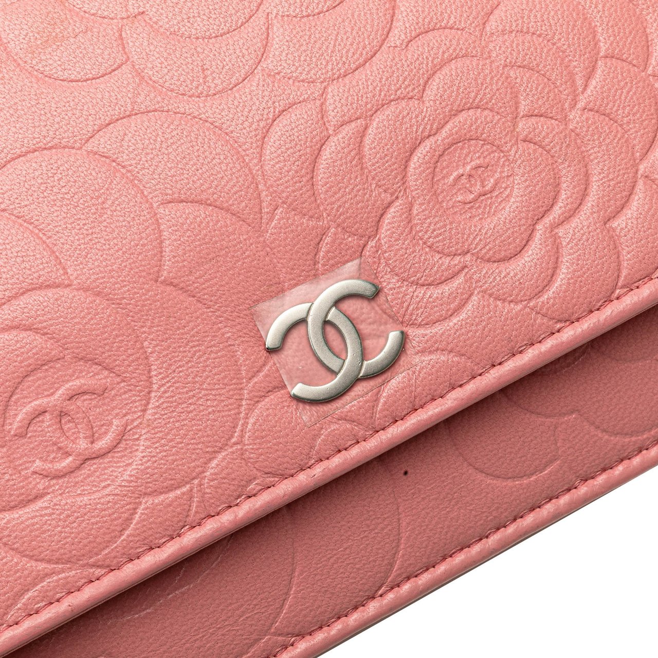 Chanel CC Embossed Lambskin Camellia Wallet On Chain Roze