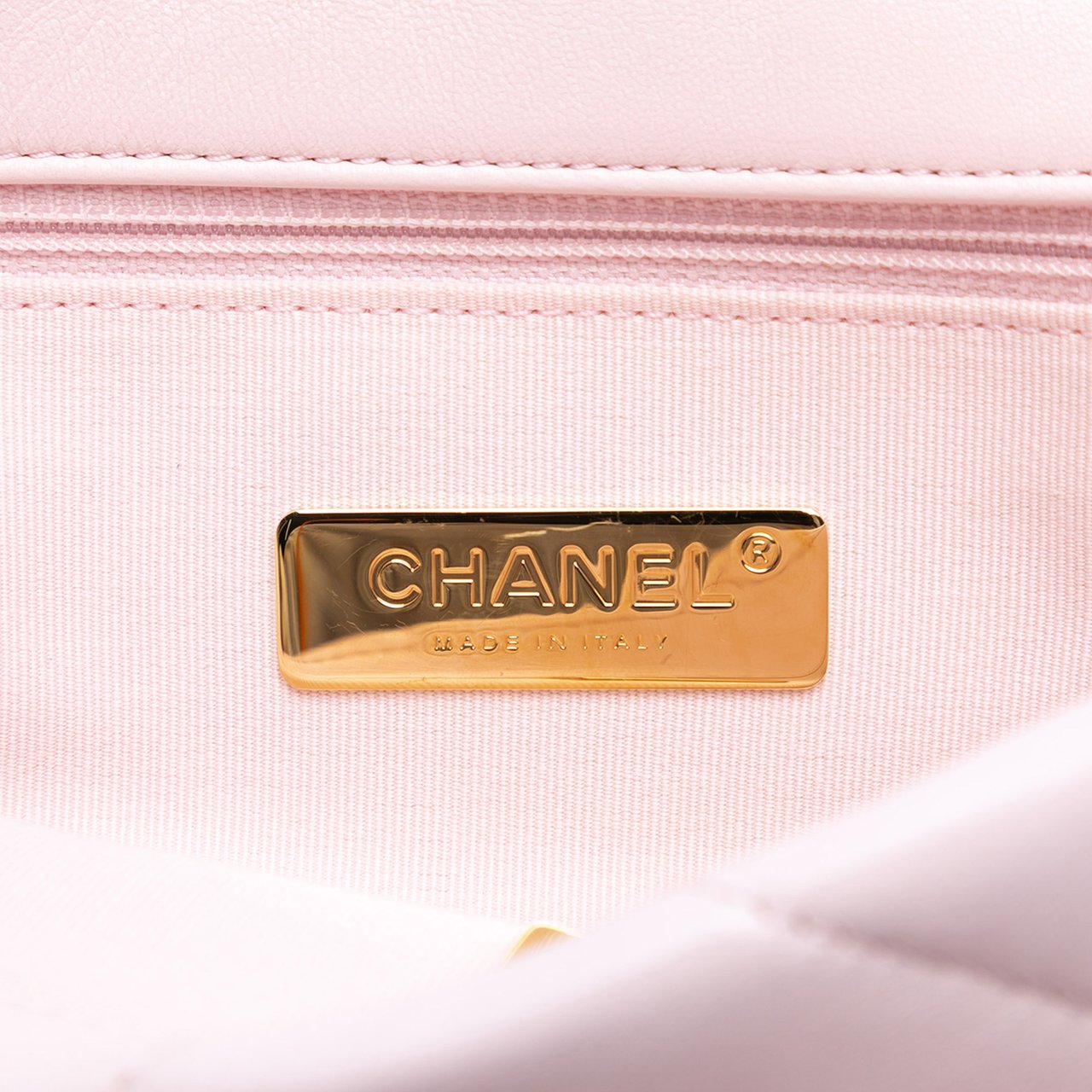 Chanel Medium Lambskin 19 Flap Roze