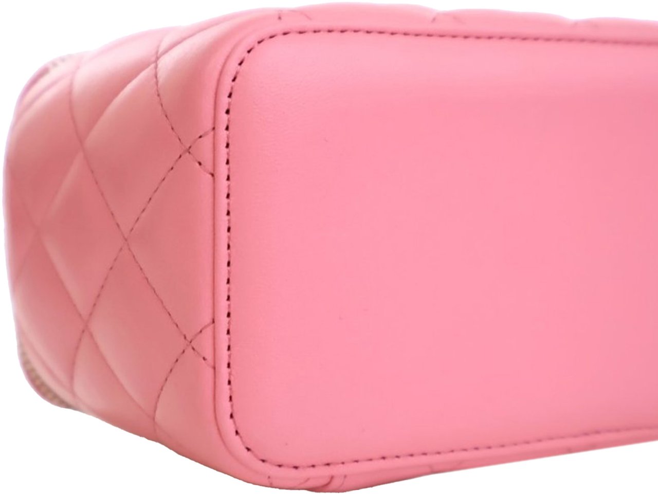 Chanel Small Quilted Lambskin Pearl Crush Vanity Case with Chain Roze