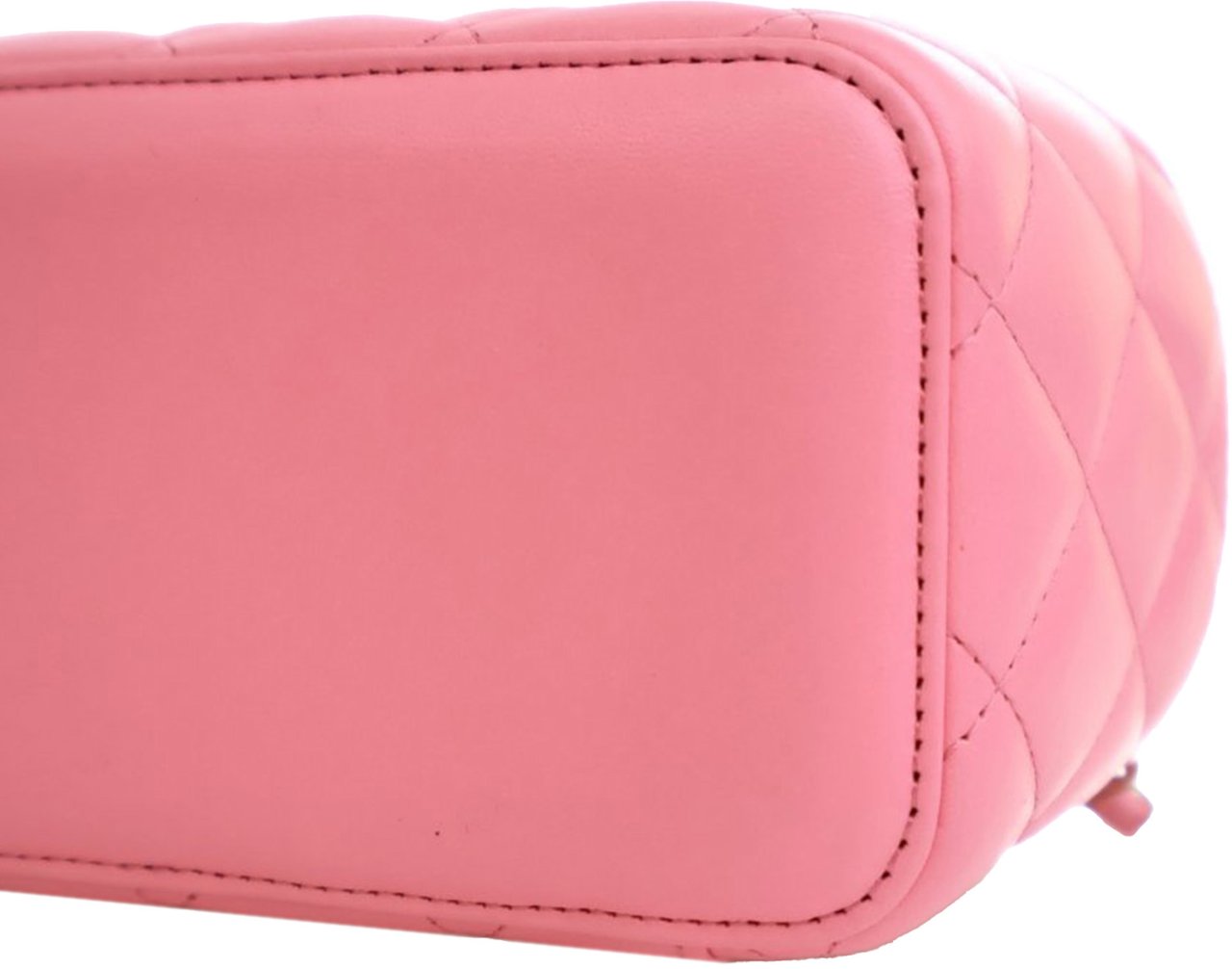 Chanel Small Quilted Lambskin Pearl Crush Vanity Case with Chain Roze