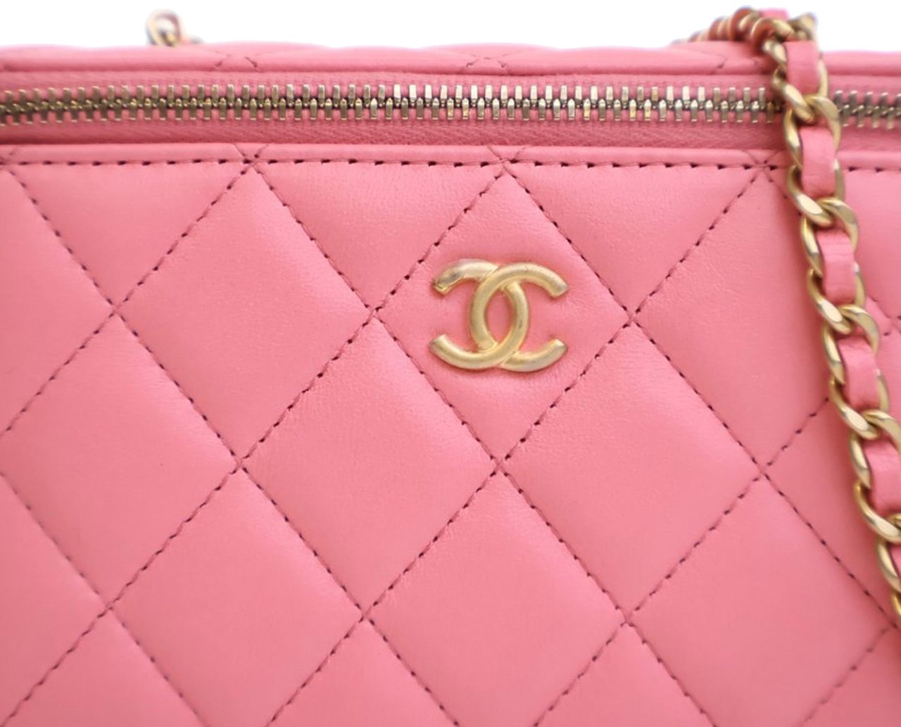 Chanel Small Quilted Lambskin Pearl Crush Vanity Case with Chain Roze