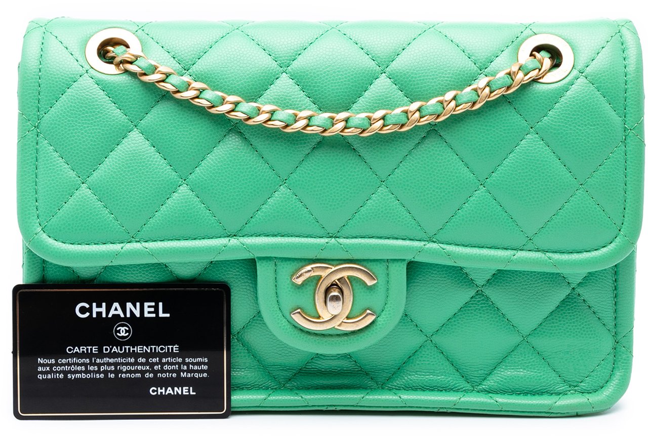 Chanel Medium Quilted Caviar Sweet Flap Groen