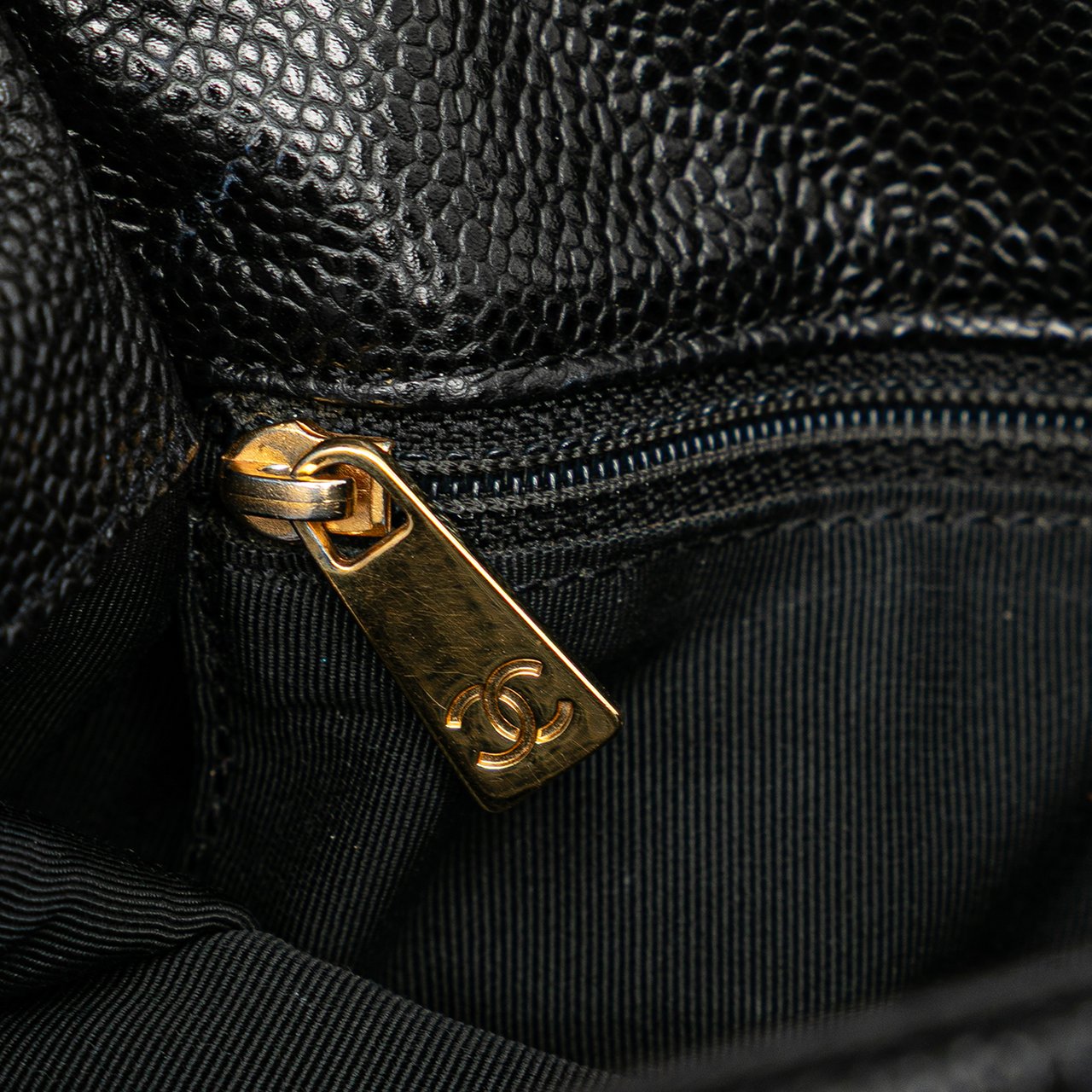 Chanel CC Caviar Wood Top Handle Tote Zwart