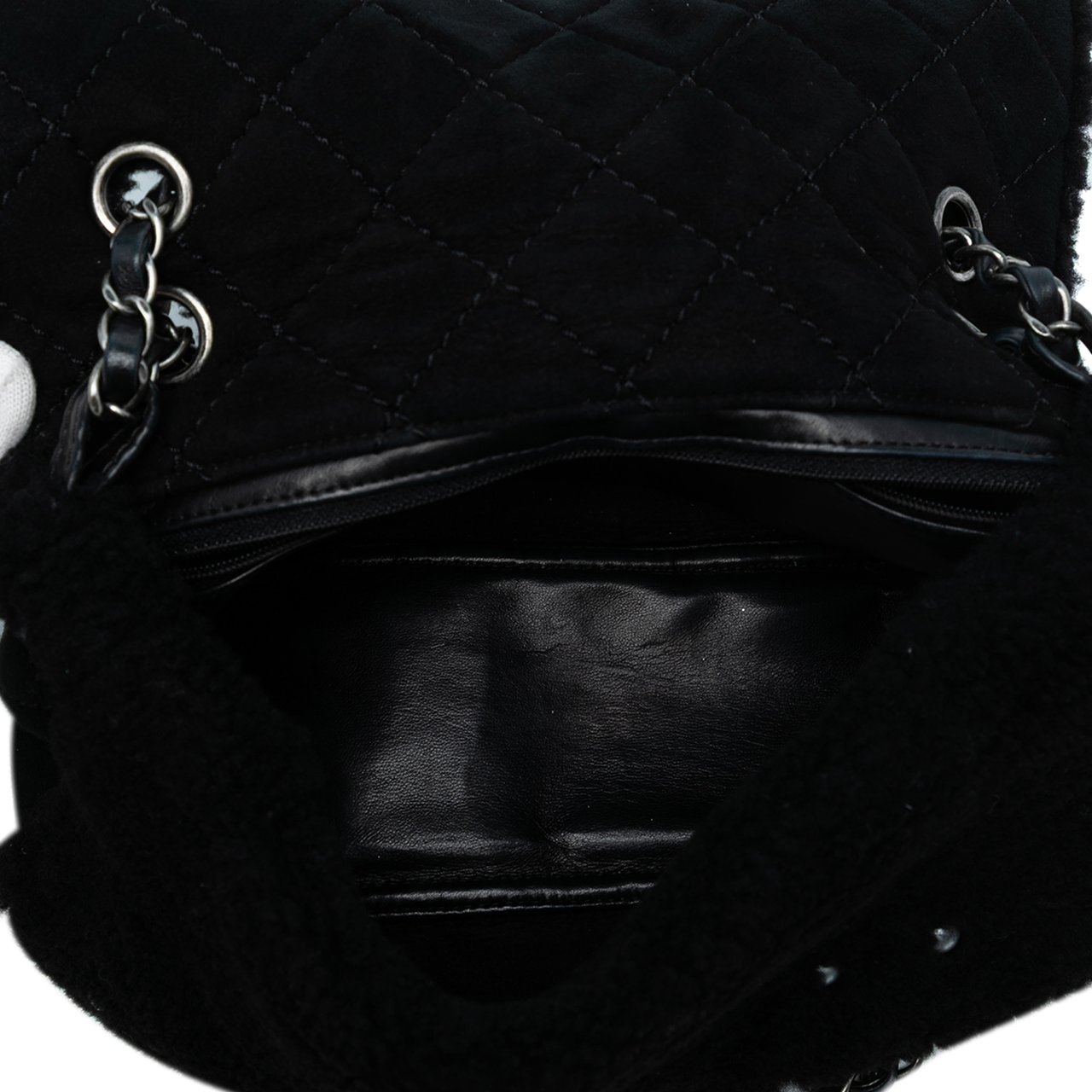 Chanel Medium Shearling Pearl Studded Flap Zwart