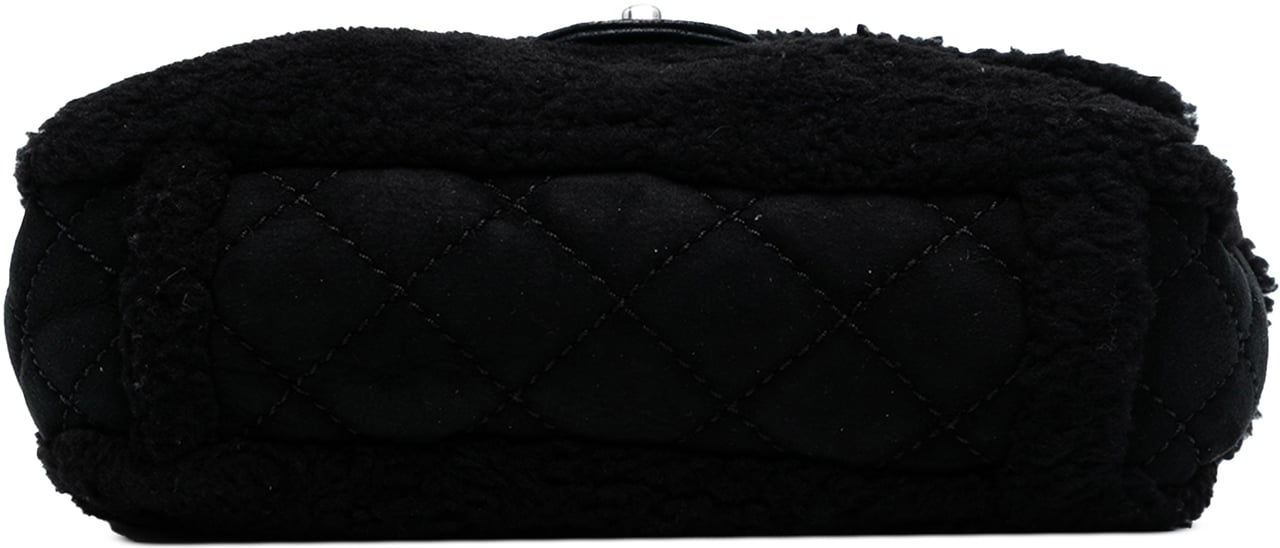 Chanel Medium Shearling Pearl Studded Flap Zwart