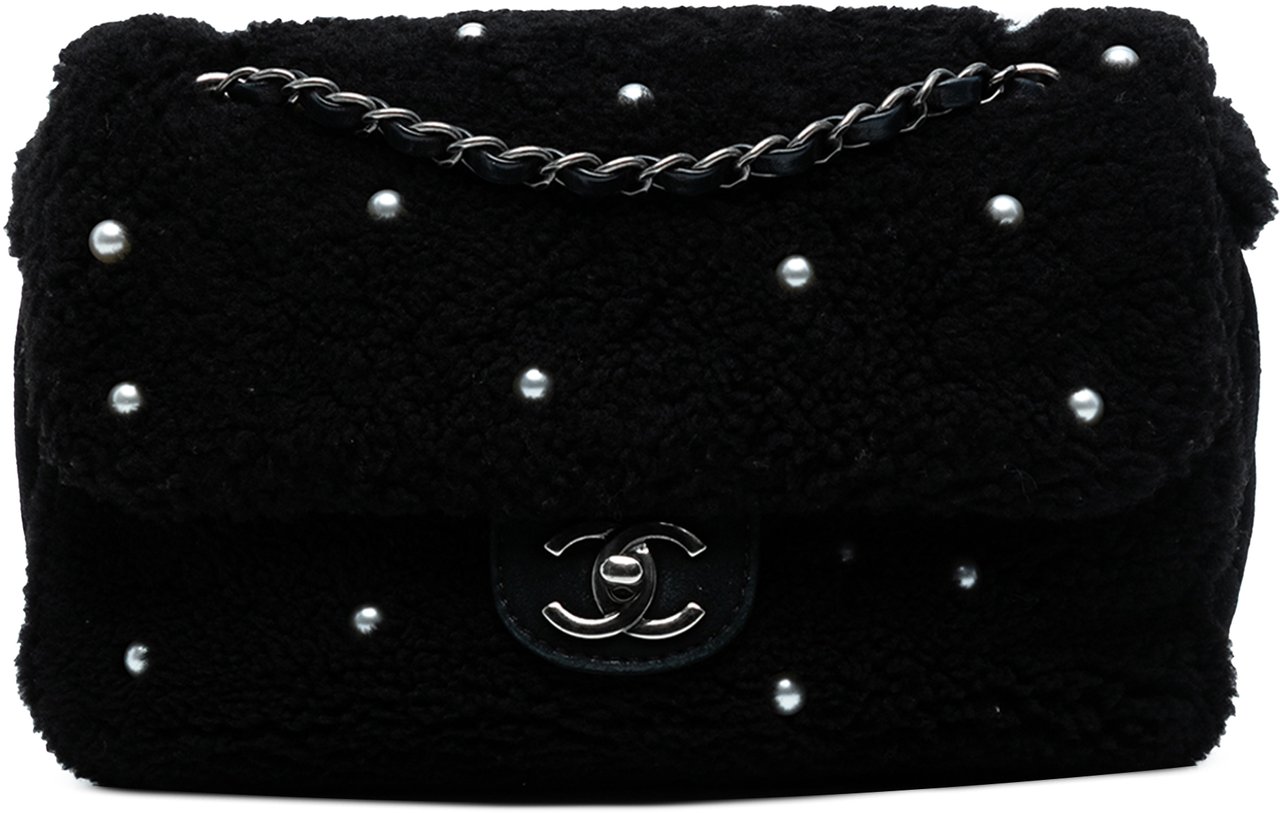 Chanel Medium Shearling Pearl Studded Flap Zwart