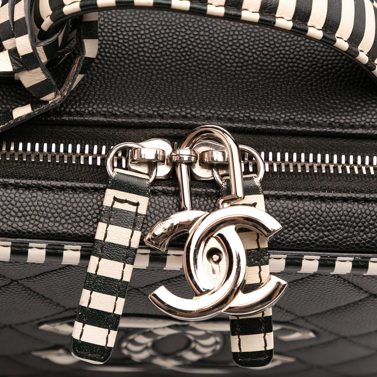Chanel Small Caviar Striped CC Filigree Vanity Case Zwart
