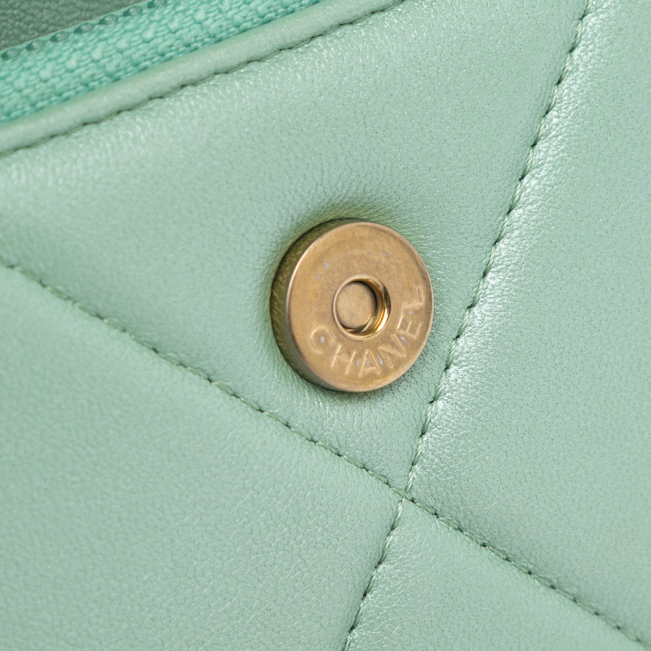 Chanel Quilted Lambskin 19 Wallet on Chain Groen