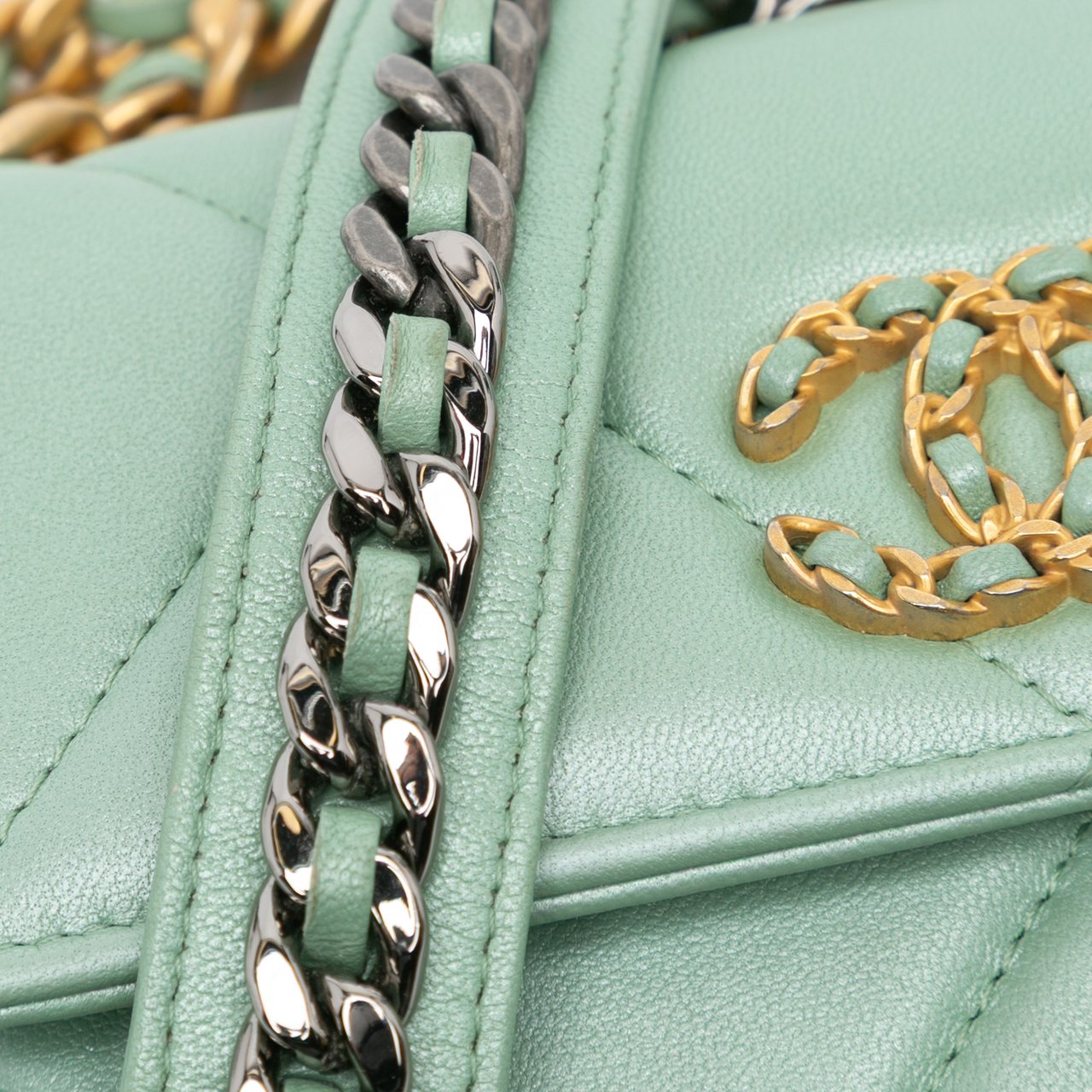 Chanel Quilted Lambskin 19 Wallet on Chain Groen