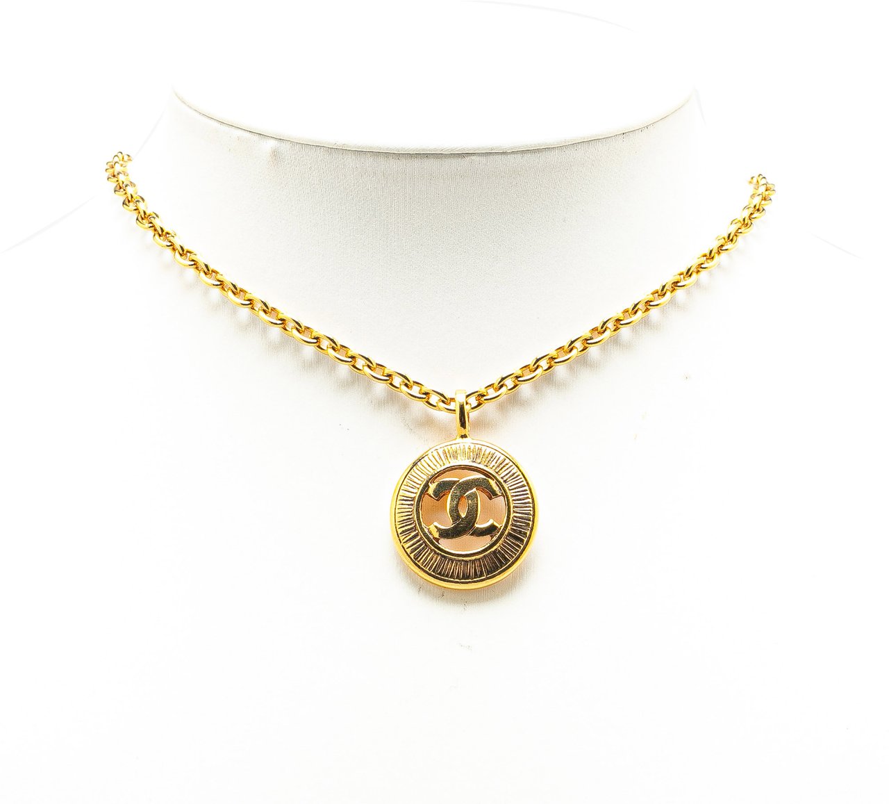 Chanel Gold Plated CC Round Pendant Necklace Goud