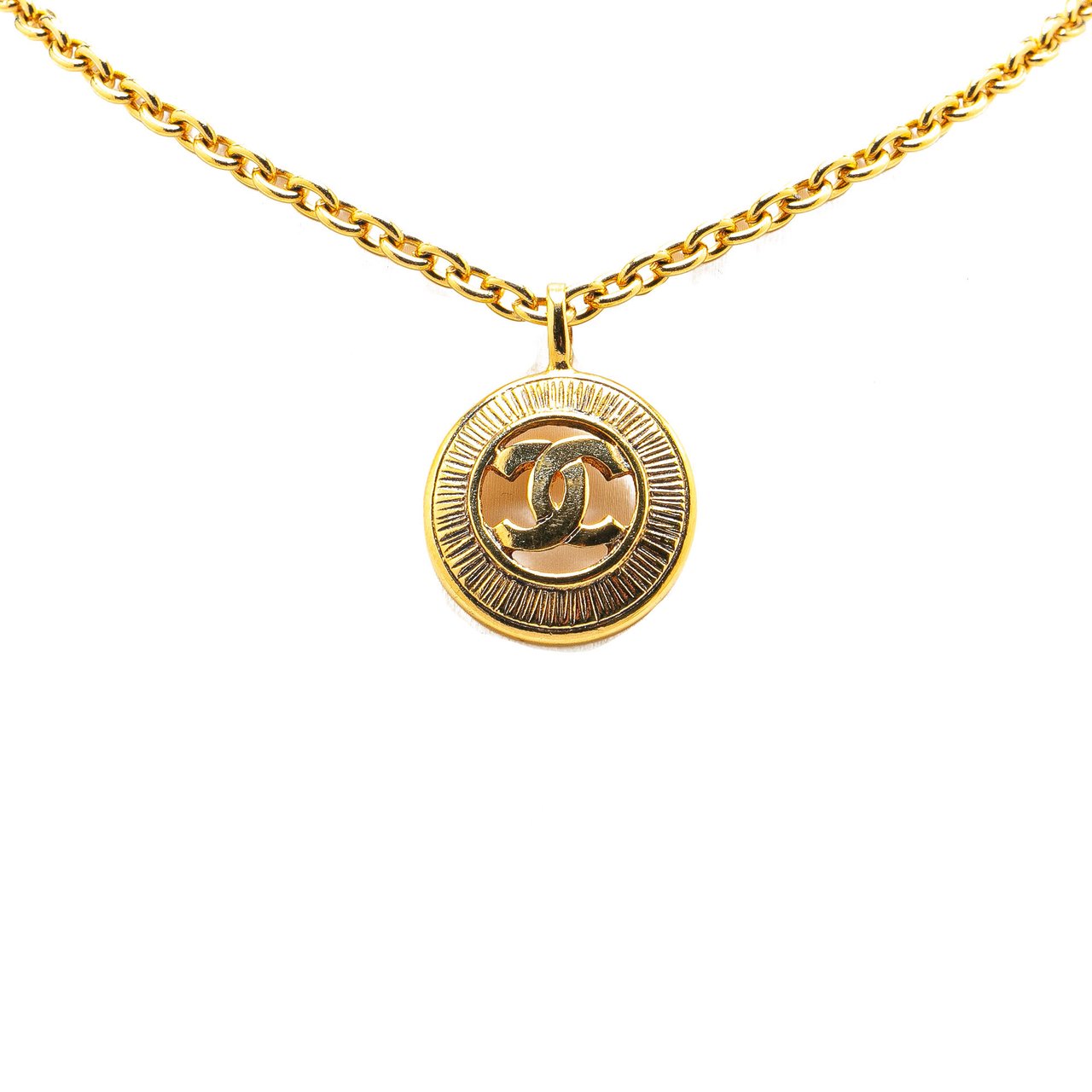 Chanel Gold Plated CC Round Pendant Necklace Goud