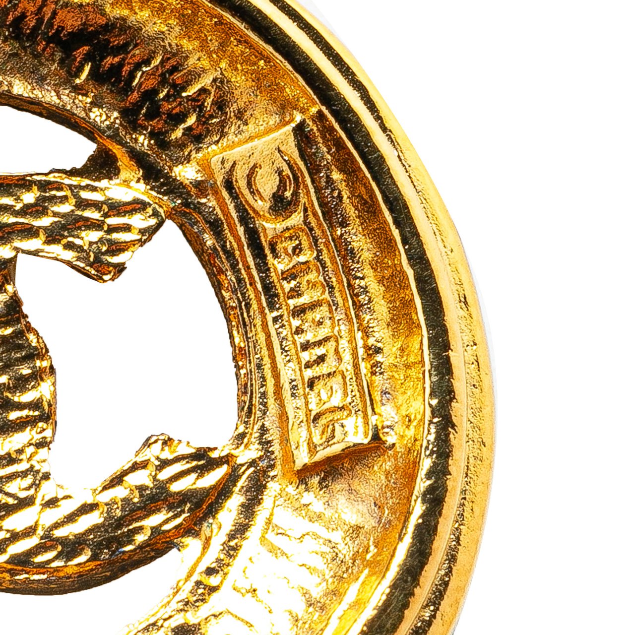 Chanel Gold Plated CC Round Pendant Necklace Goud