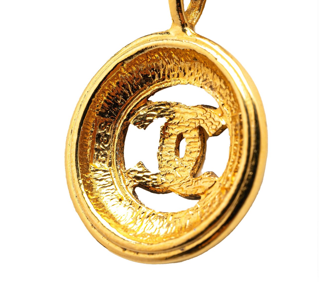 Chanel Gold Plated CC Round Pendant Necklace Goud