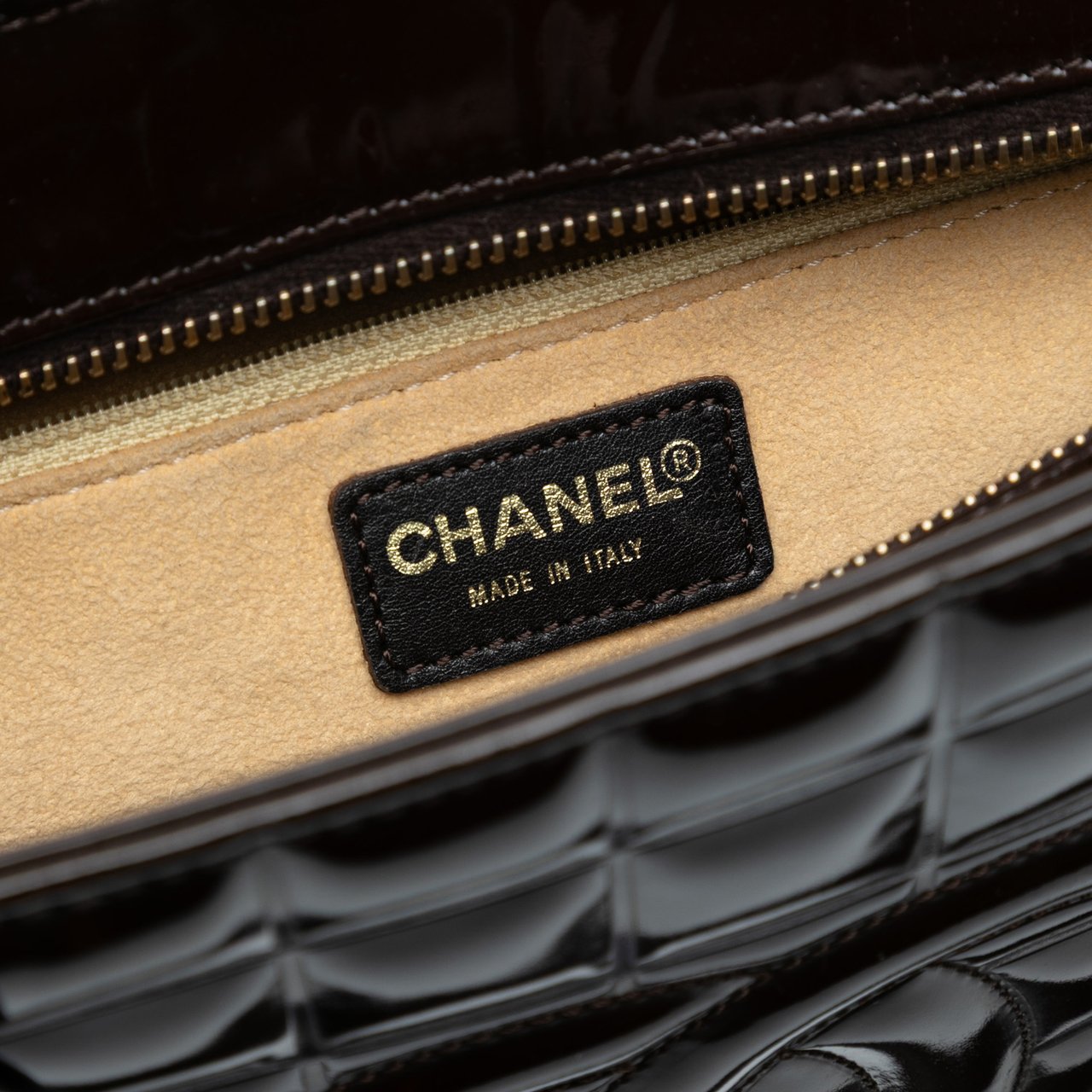 Chanel CC Chocolate Bar Patent Shoulder Bag Bruin