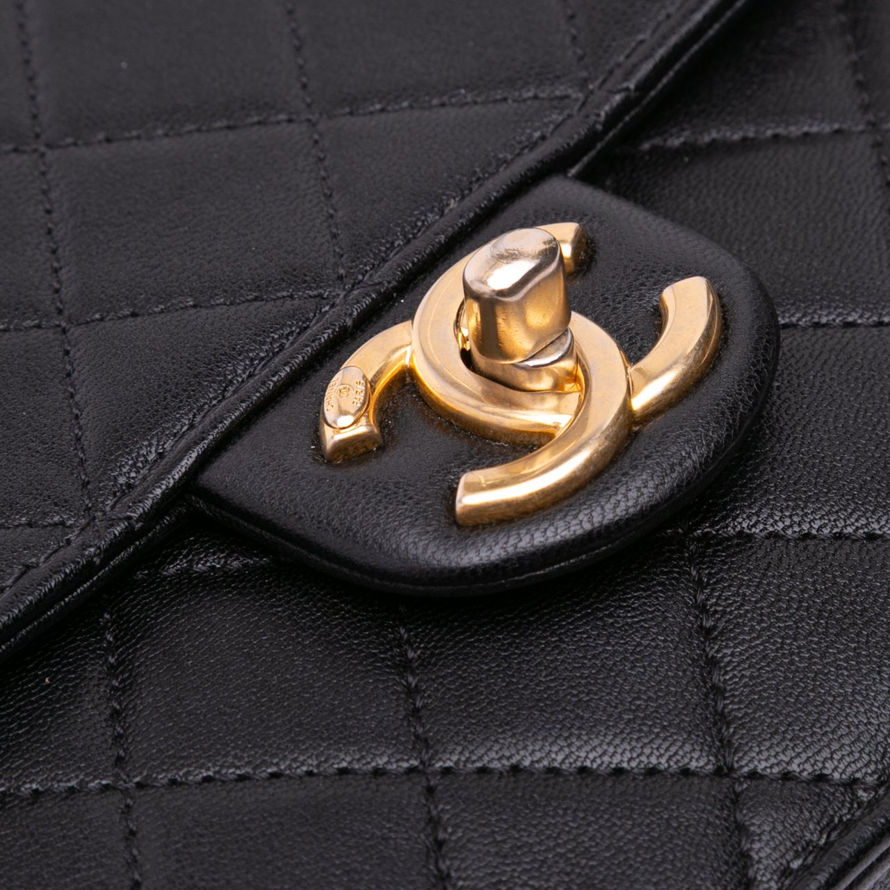 Chanel Small Lambskin Chic Pearls Flap Zwart