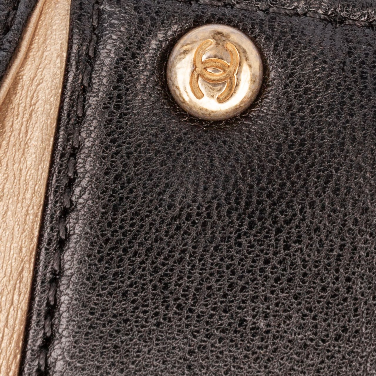 Chanel Small Lambskin Chic Pearls Flap Zwart