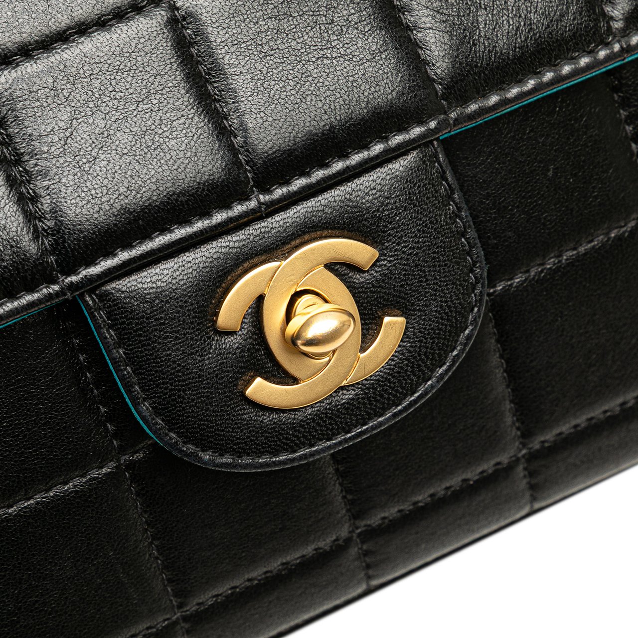 Chanel Chocolate Bar Lambskin East West Flap Zwart