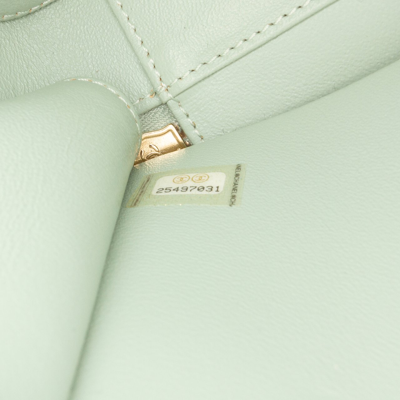 Chanel Small Caviar CC Filigree Vanity Case Groen