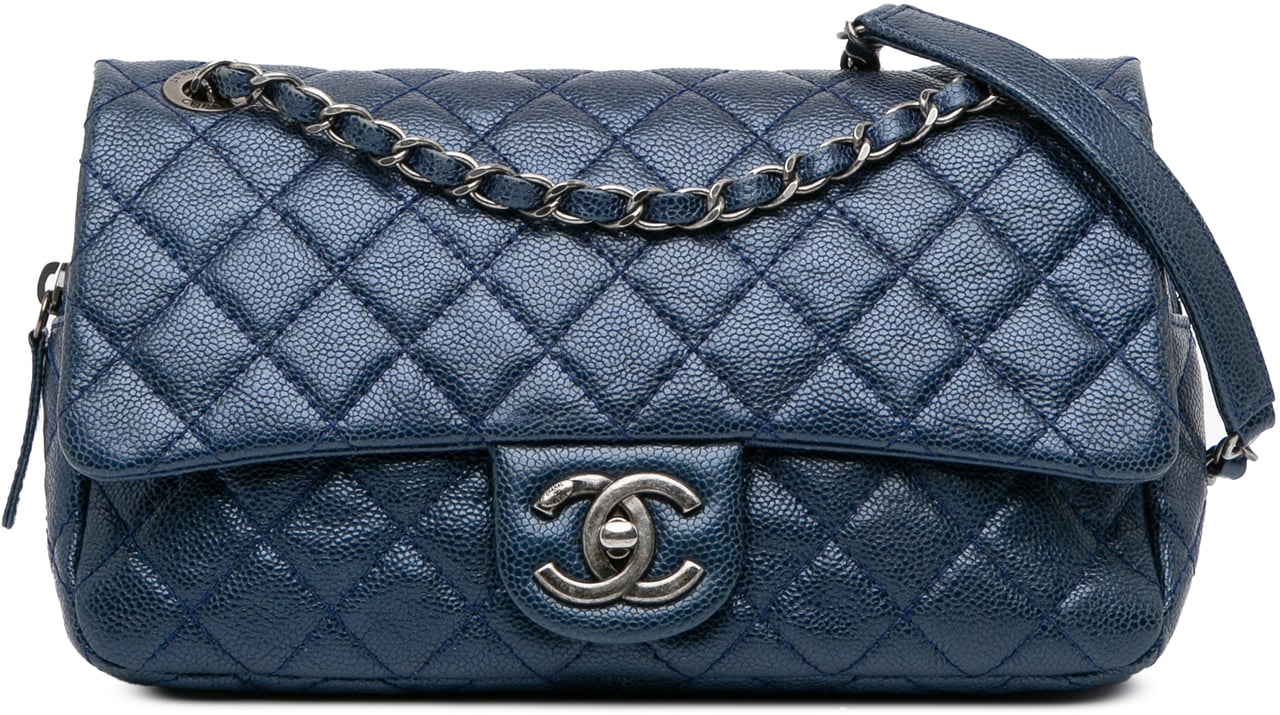Chanel Medium Quilted Iridescent Caviar Easy Flap Blauw