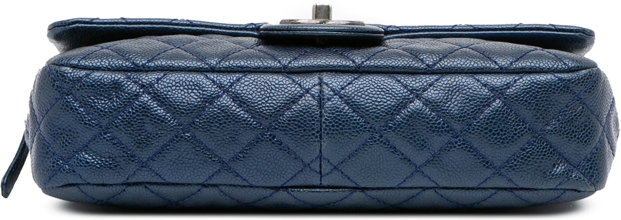Chanel Medium Quilted Iridescent Caviar Easy Flap Blauw