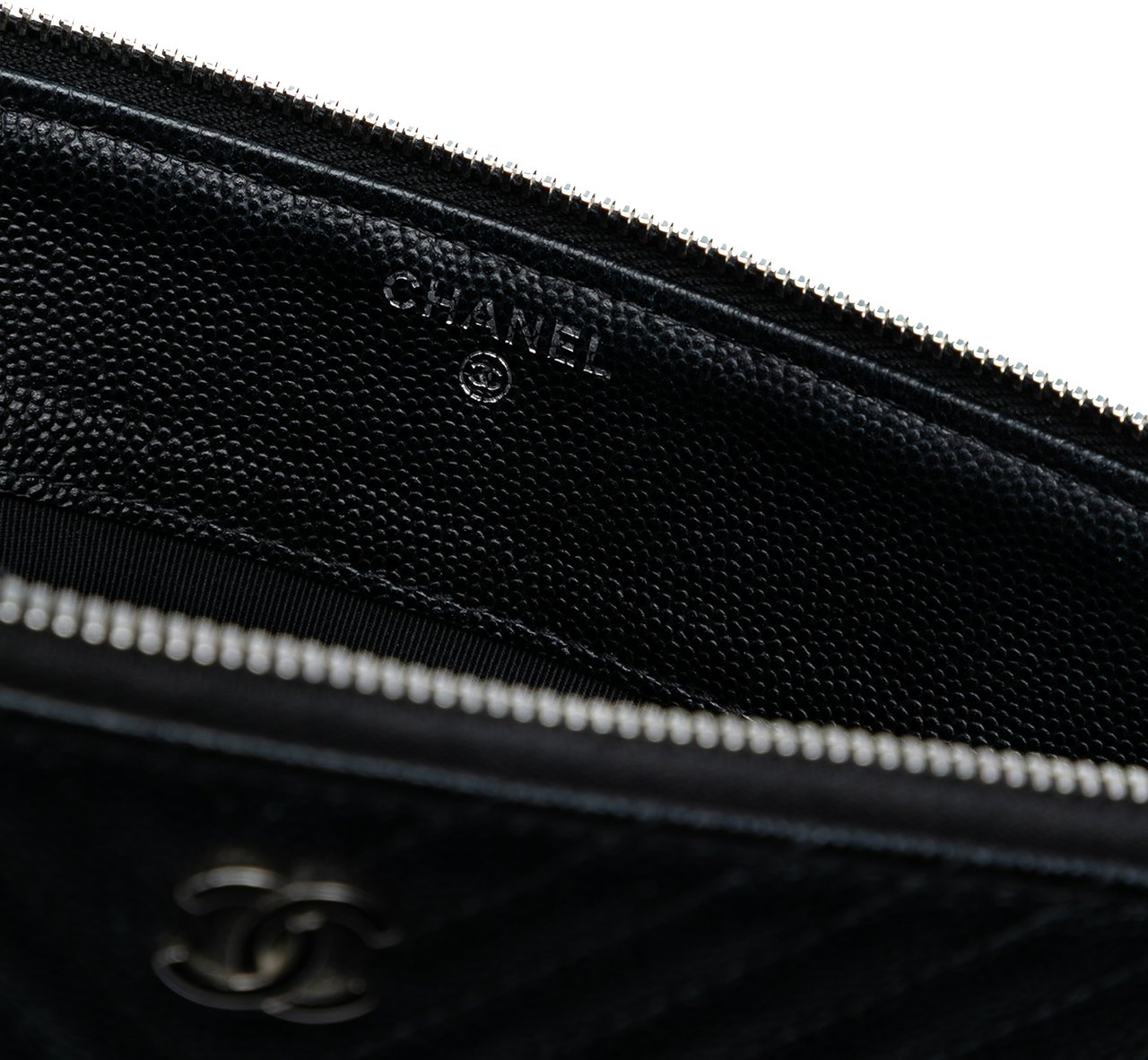 Chanel CC Chevron Caviar Zip Clutch Zwart