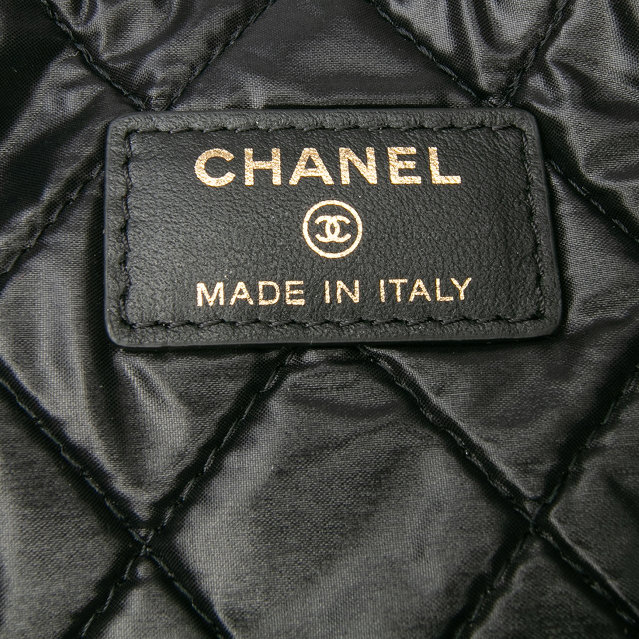 Chanel Medium Quilted Caviar O Case Clutch Zwart