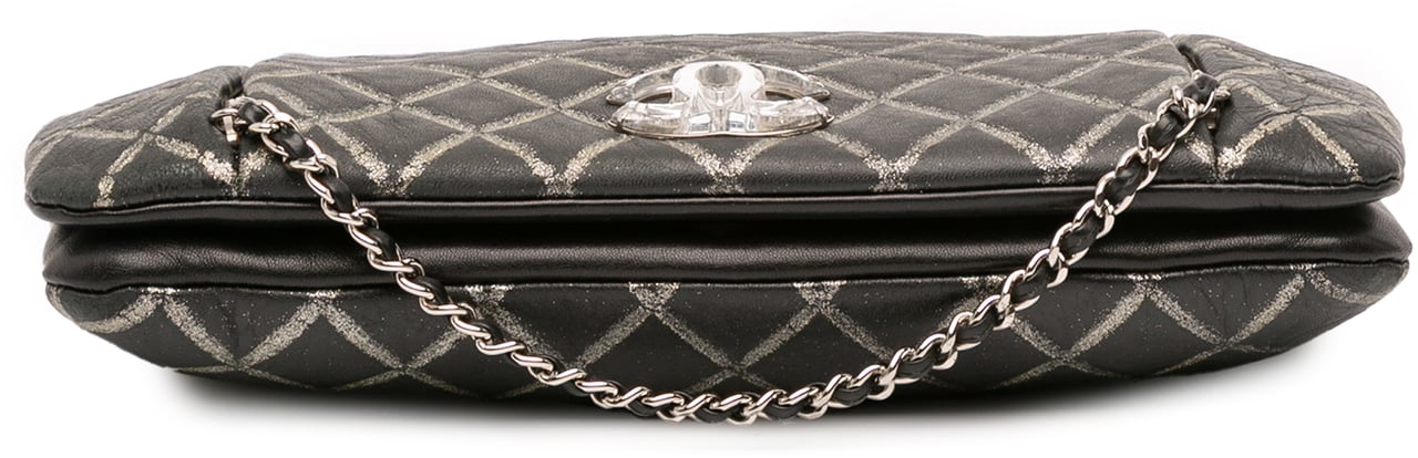 Chanel Quilted Metallic Distressed Lambskin CC Crystal Flap Zwart