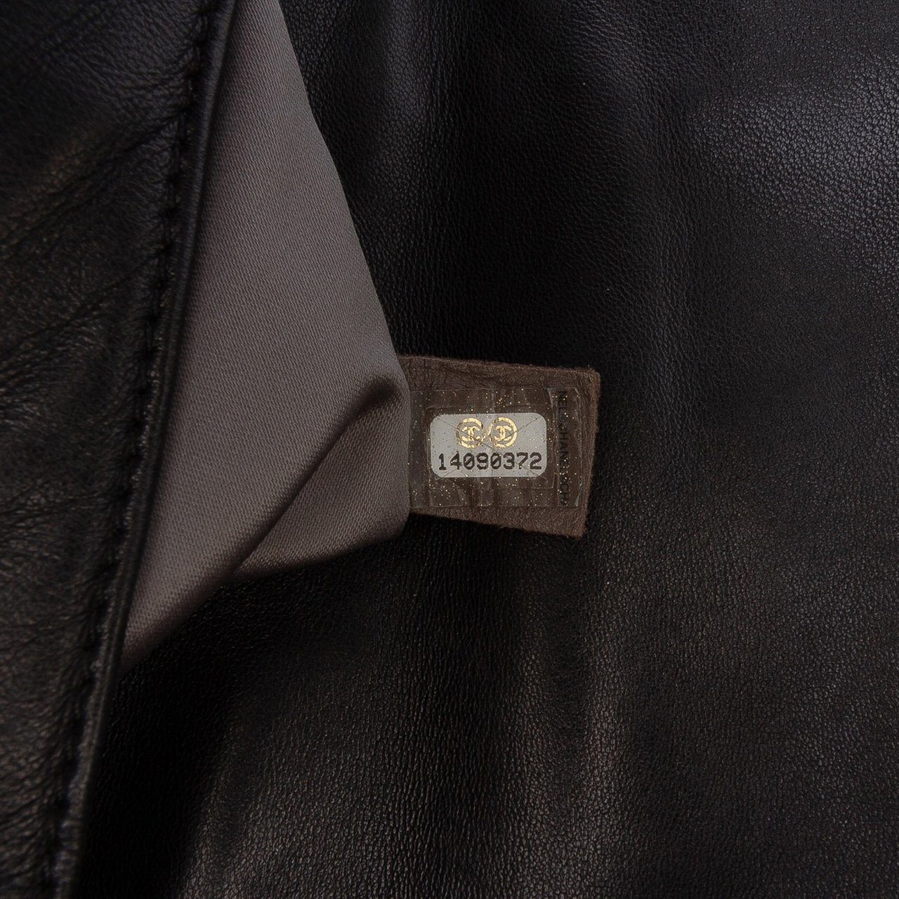 Chanel Quilted Metallic Distressed Lambskin CC Crystal Flap Zwart