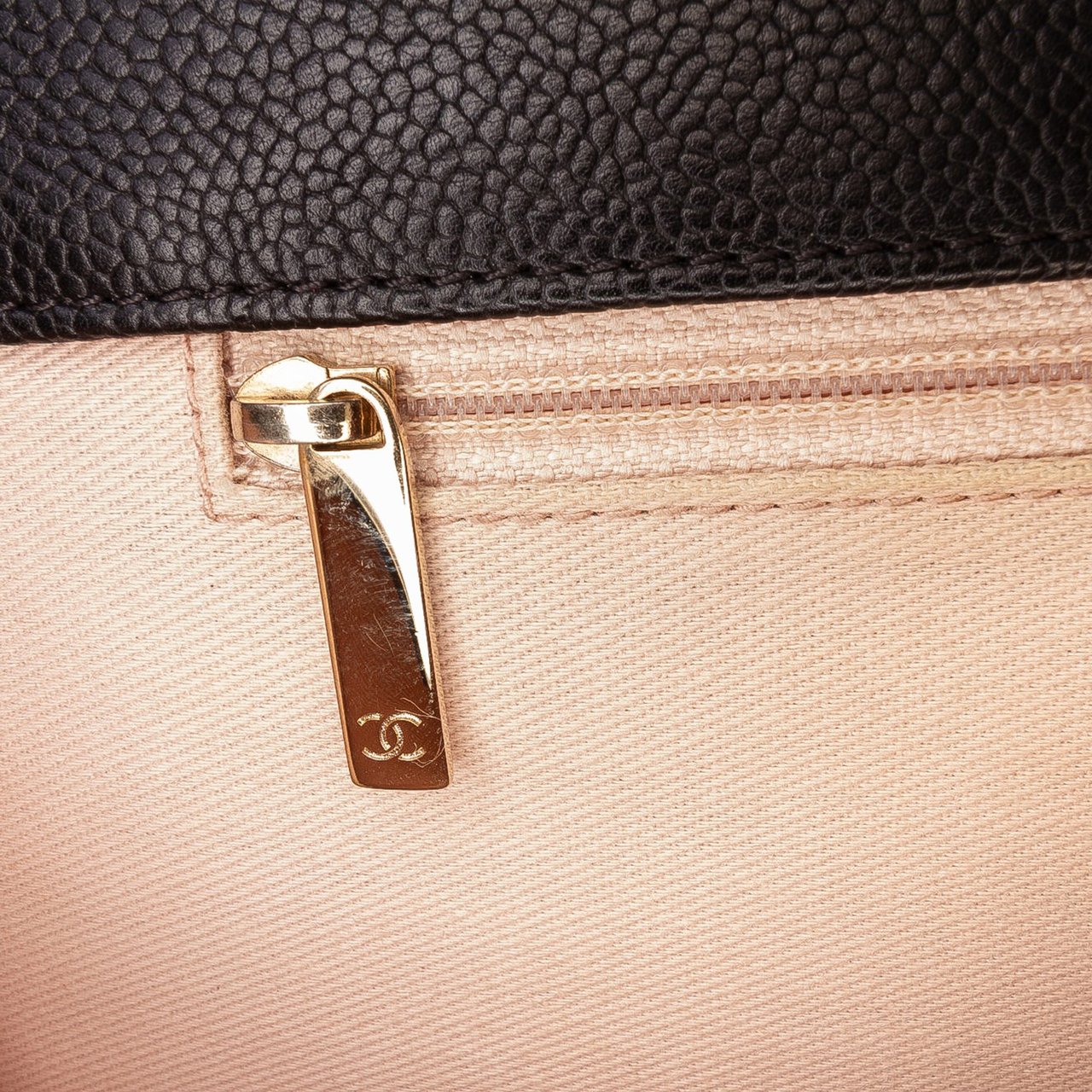 Chanel Paris Cuba Medium Caviar Thread Around Flap Zwart